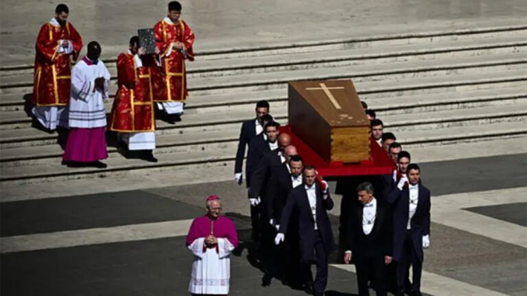 ইতিহাস গড়ে সমাহিত পোপ ফ্রান্সিস