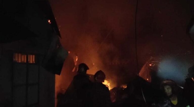 পটুয়াখালীতে গভীর রাতে আগুন, তিন ঘর ছাই