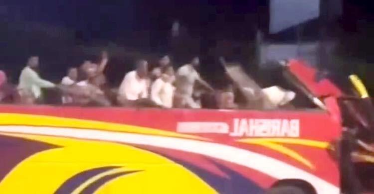 সংঘর্ষে উড়ে গেল বাসের ছাদ, ৫ কিলোমিটার ছুটলো যাত্রীদের নিয়েই!