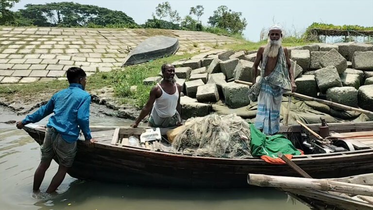শেষ হচ্ছে ইলিশ ধরার দুই মাসের নিষেধাজ্ঞা, ব্যস্ত জেলেরা 