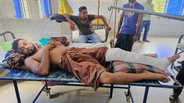 কলাপাড়ায় চাল বিতরণ নিয়ে দ্বন্দ্ব, যুবদল নেতাকে পিটিয়ে পা ভেঙে দেওয়ার অভিযোগ