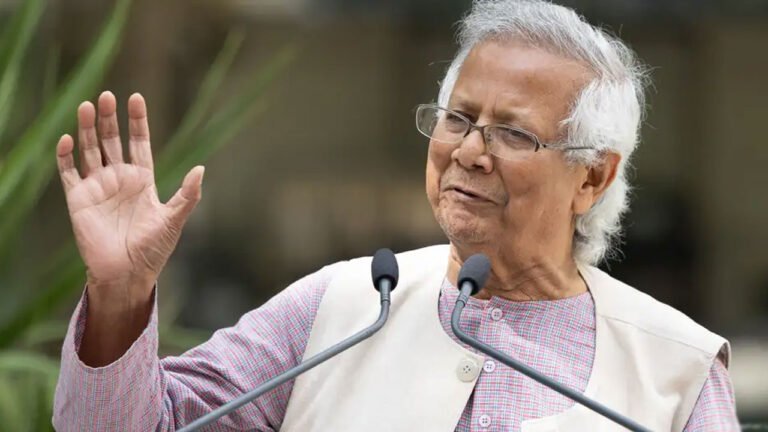 বিভিন্ন প্রতিষ্ঠানকে পুরস্কার দিলেন প্রধান উপদেষ্টা