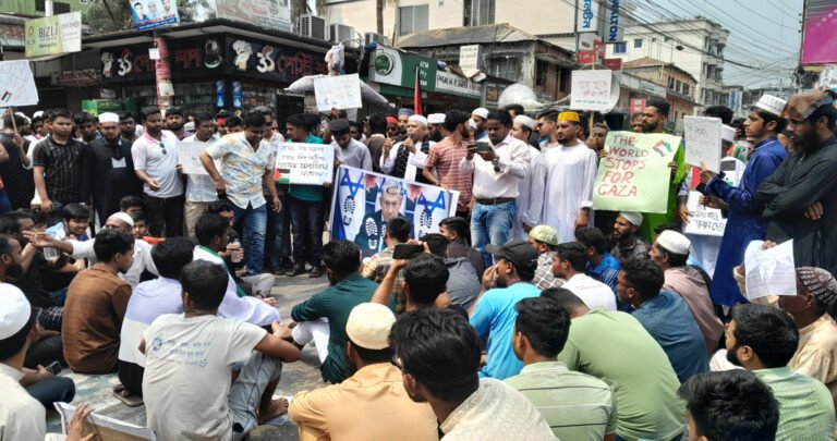 গাজায় ইসরায়েলি হামলার প্রতিবাদে ঝালকাঠিতে হরতাল ও বিক্ষোভ