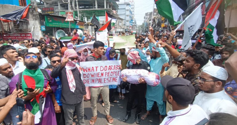 গাজায় ইসরায়েলি গণহত্যার প্রতিবাদে উত্তাল বরিশাল