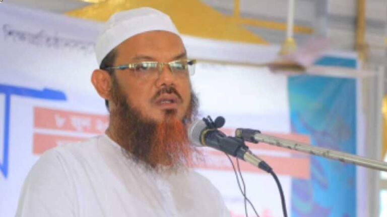 মুফতী ফয়জুল করীমের মেয়রের চেয়ারে বসা আটকে আছে কোথায়?