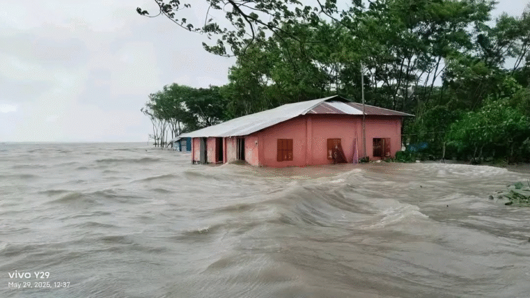 রাঙ্গাবালীতে পানি বন্দি দুই লাখ মানুষ