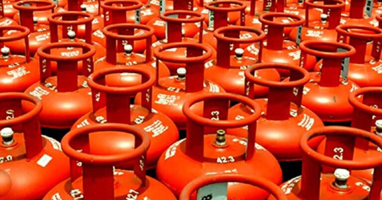 ভোলায় বিক্ষোভের মাঝেও শুরু হলো এলপিজি সিলিন্ডার বিতরণ