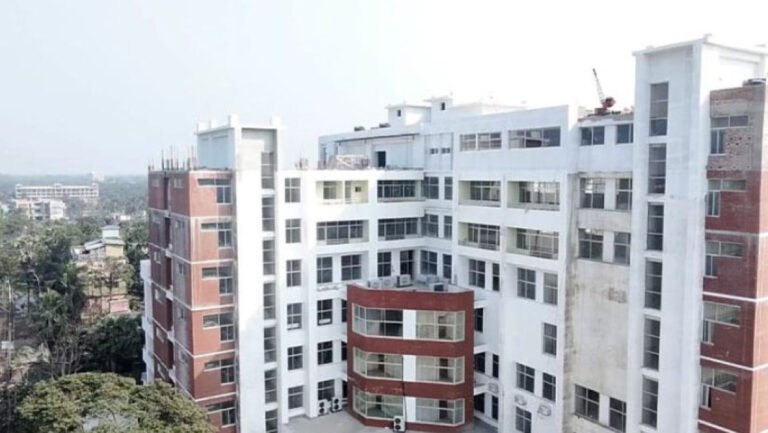 নতুন ভবন প্রস্তুত, তবু চালু নয় পিরোজপুর হাসপাতাল,বাড়ছে রোগীদের ভোগান্তি