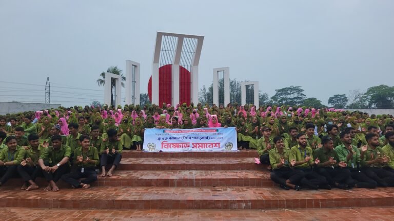 বৃষ্টিতেও থেমেনি পটুয়াখালীতে নার্সিং শিক্ষার্থীদের আন্দোলন