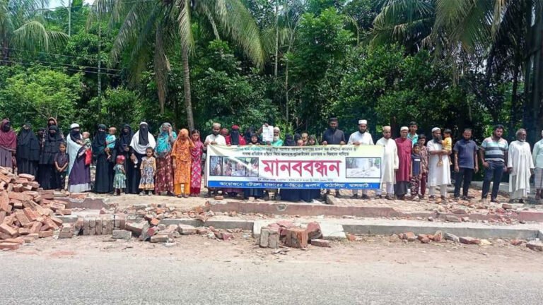 ঝালকাঠিতে লুটপাট-ভাঙচুরের প্রতিবাদে মানববন্ধন