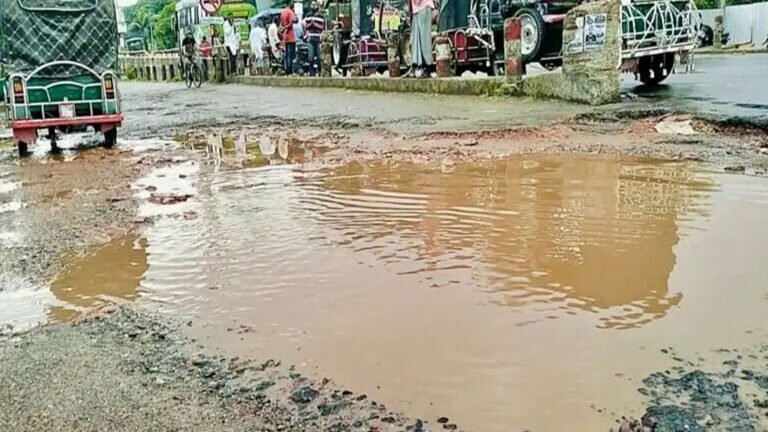 কলাপাড়ায় হাসপাতালগামী সড়ক যেন মরনফাঁদ!