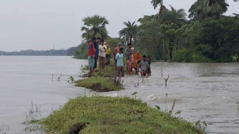 মুহূর্তেই ডুবে গেল বরগুনার দুটি গ্রাম, পানিবন্দি শতাধিক পরিবার