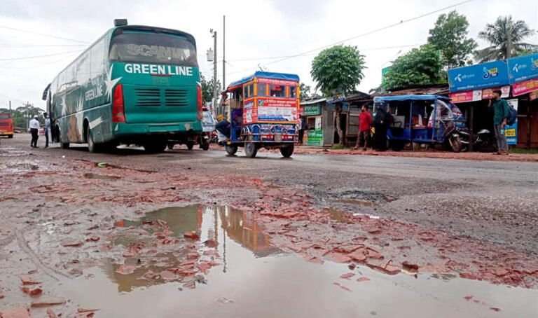 ঈদের আগে ঝুঁকিপূর্ণ ঢাকা-বরিশাল মহাসড়ক, সংস্কারের দাবি