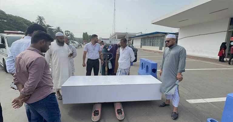 প্রবাসী মনিরের লাশ ফিরে এলো দুমকিতে, স্ত্রীর কান্নায় ভারী আকাশ-বাতাস