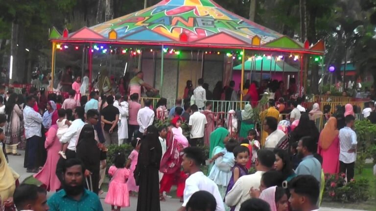 ছুটির আনন্দে মুখর বরিশালের পার্কগুলো
