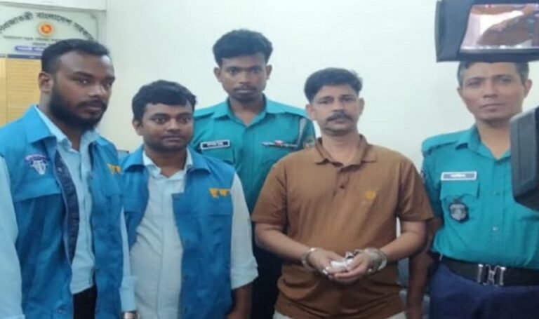 বরিশাল বিআরটিএতে দুদকের হানা, ঘুষের টাকাসহ দালাল আটক