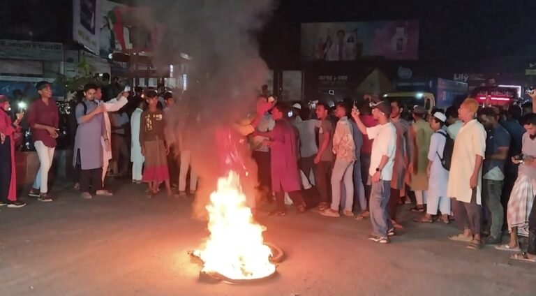আ.লীগ নিষিদ্ধের দাবিতে উত্তপ্ত বরিশাল, মহাসড়কে আগুন
