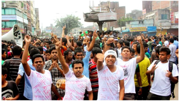 আন্দোলনে অনড় জবি শিক্ষার্থীরা, জুমার পর থেকে শুরু গণঅনশন