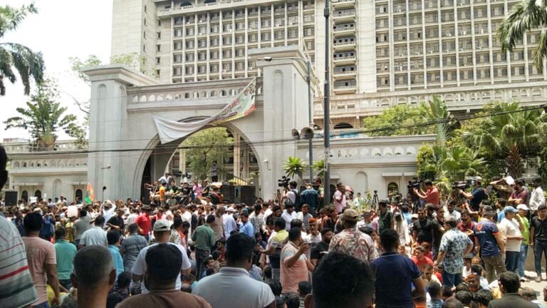 নগর ভবন ব্লকেডে অচল দক্ষিণ সিটি, সেবা কার্যক্রম বন্ধ