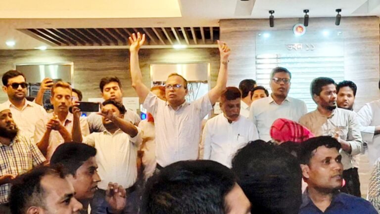 অর্থ উপদেষ্টার কক্ষে বিক্ষোভ ; ১০ দিনের আলটিমেটাম সচিবালয় কর্মকর্তাদের