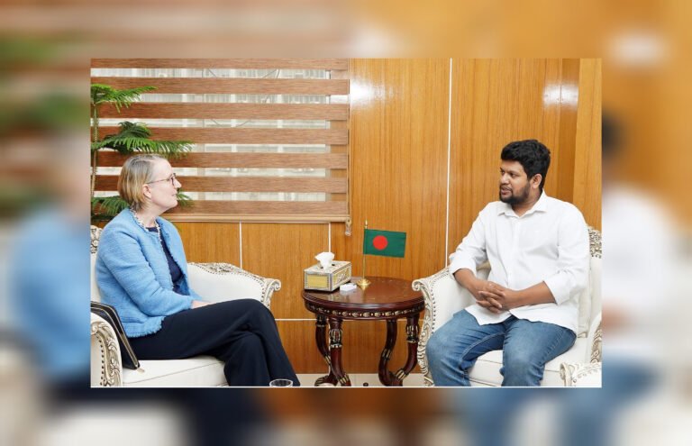 তথ্য উপদেষ্টার সঙ্গে ব্রিটিশ হাইকমিশনারের বৈঠক