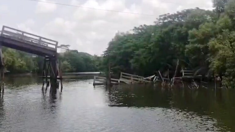 মহিপুরে সেতু ধসে যানচলাচল বন্ধ, দুর্ভোগে হাজারো মানুষ