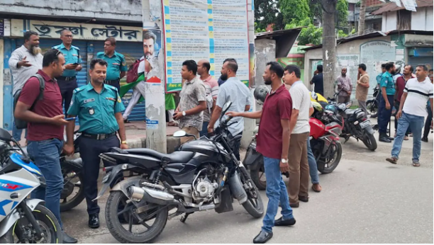 বরিশালে পুলিশের হাতকড়াসহ দুই যুবক পলাতক! চলছে চিরুনি অভিযান