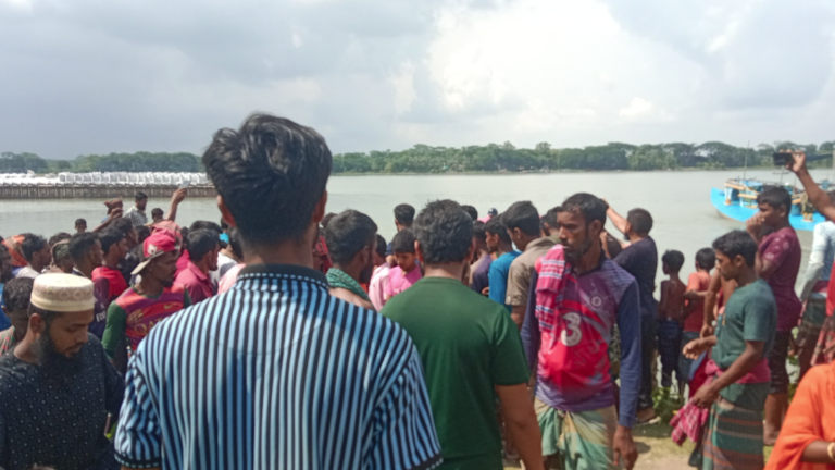 সুগন্ধা নদীতে জিও ব্যাগ ফেলতে গিয়ে শ্রমিকের মর্মান্তিক মৃত্যু