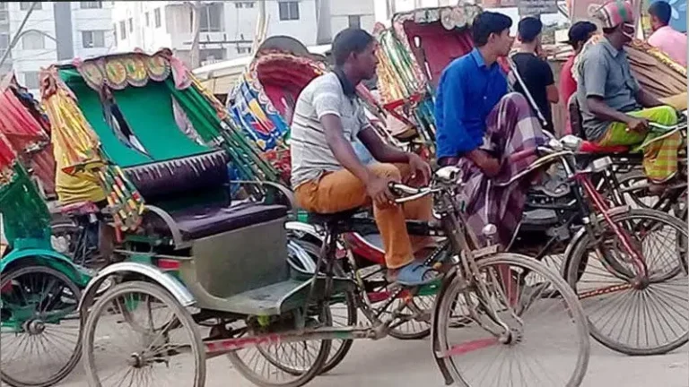 বরিশালে ব্যাটারি রিকশা বিরোধী চালকদের প্রতীকী অবস্থান