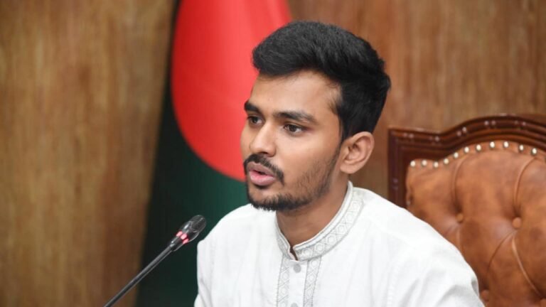 উপদেষ্টা মাহফুজকে বোতল নিক্ষেপ, হতাশ  উপদেষ্টা আসিফ