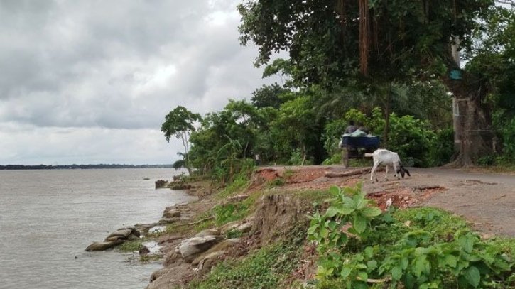 বিষখালী ভাঙনে বিলীনের পথে বরগুনার দুই স্কুল, টেকসই বাঁধের দাবি