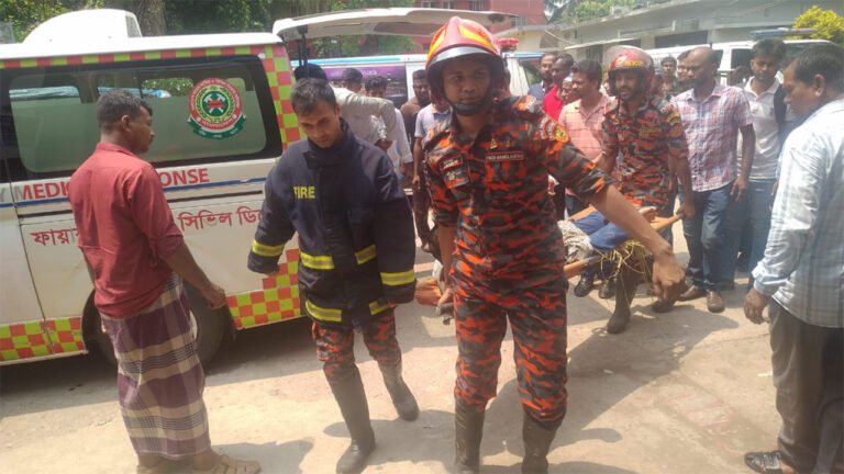 বরিশালে মোটরসাইকেল দুর্ঘটনায় কলেজছাত্র নিহত, আহত ২
