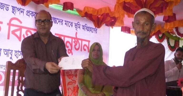 পটুয়াখালীতে ক্ষতিগ্রস্তদের মাঝে ইপিজেড প্রকল্পের চেক বিতরণ