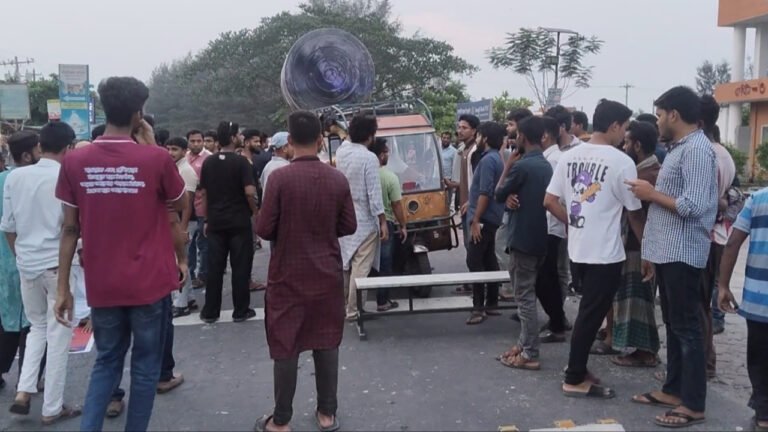 উপাচার্য অপসারণের দাবিতে ববি শিক্ষার্থীদের সড়ক অবরোধ