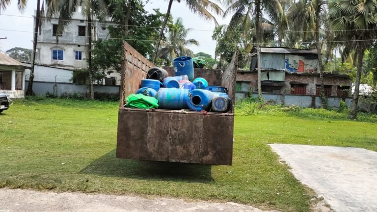 দশমিনায় গলদা রেণু পাচার, জনতার বাধায় উদ্ধার