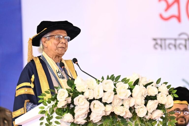 চবি’র বৃহত্তম সমাবর্তনে অধ্যাপক ইউনূসের আহ্বান: ‘নতুন এক বিশ্ব গড়ার স্বপ্ন দেখো’