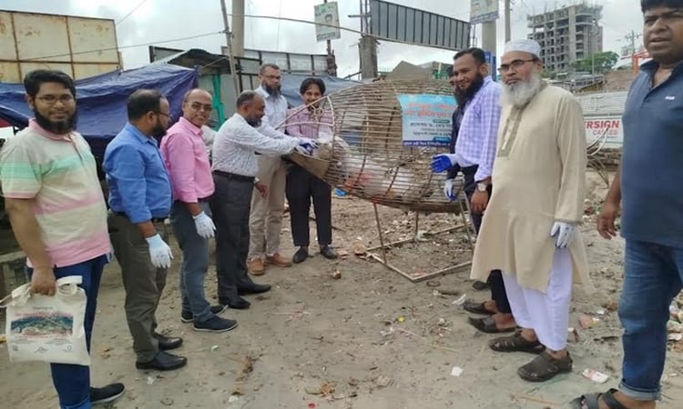 কুয়াকাটা সৈকতে পবিপ্রবির পরিবেশবান্ধব উদ্যোগ: শিক্ষার্থীদের হাতে সৈকত পরিচ্ছন্নতার দৃপ্ত বার্তা