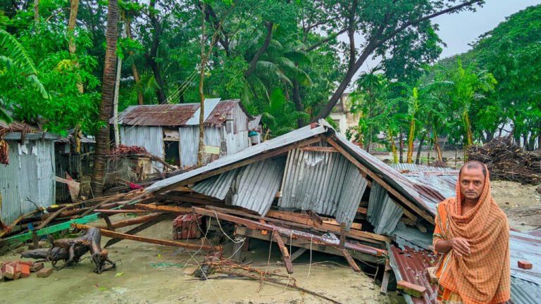  ভোলায় বাঁধ ভেঙে ২০ গ্রাম প্লাবিত, ক্ষতিগ্রস্ত পাঁচ শতাধিক ঘর
