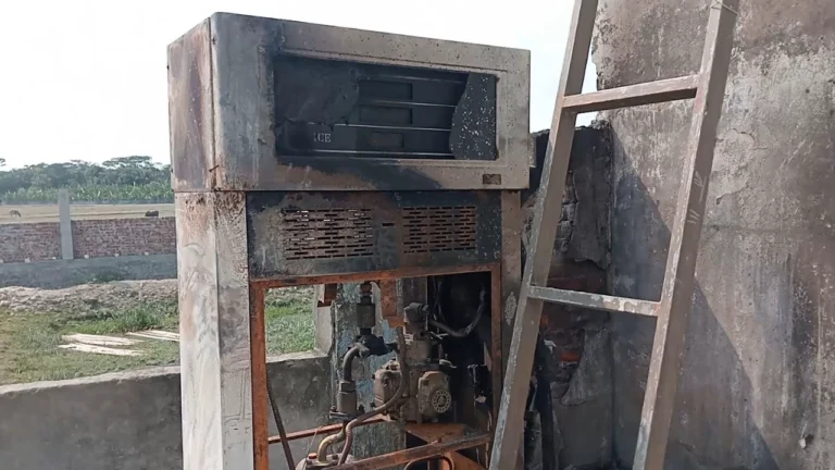 কুয়াকাটায় ফিলিং স্টেশনে দুর্বৃত্তদের আগুন, সিসিটিভিতে ধরা পড়ল দুই মুখোশধারী