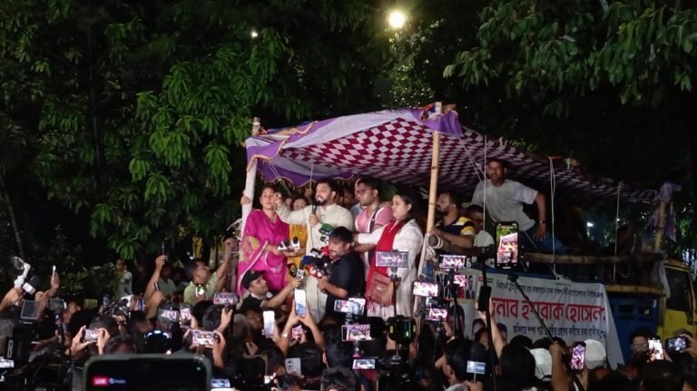 ইশরাক হোসেন অবশেষে আন্দোলনকারীদের পাশে রাজপথে