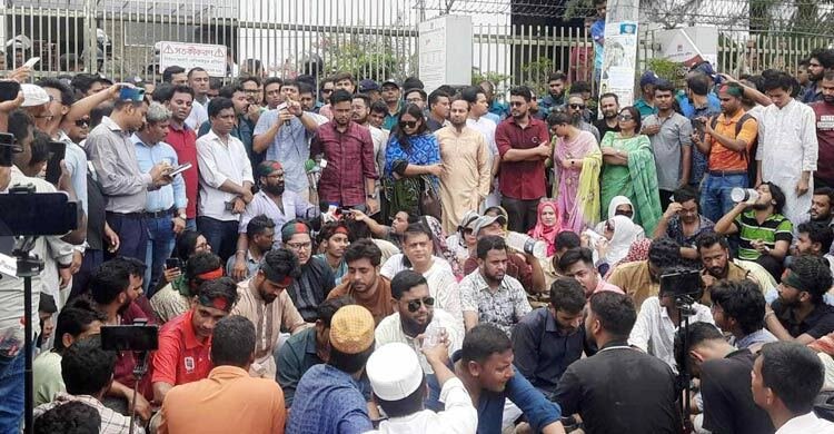 বিএনপিপন্থী উপদেষ্টাদের পদত্যাগ দাবি এনসিপির, নির্বাচন কমিশনের সামনে বিক্ষোভ