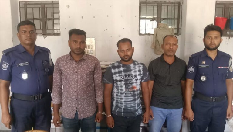 কুয়াকাটায় পর্যটককে মারধর ও অর্থ ছিনতাই, যুবদল নেতাসহ আটক ৩