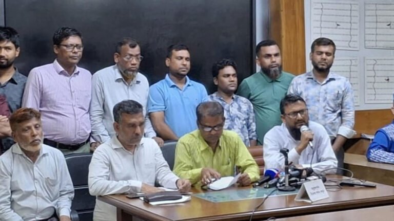 চাকরি অধ্যাদেশ বাতিল চেয়ে প্রধান উপদেষ্টার প্রত্যাবর্তনের অপেক্ষা