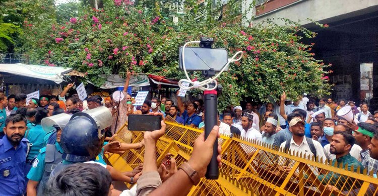 জাতীয়করণ দাবিতে শিক্ষকদের লংমার্চ, রাস্তায় উত্তেজনা