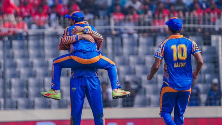 টিভিপর্দায় আজ  খেলা