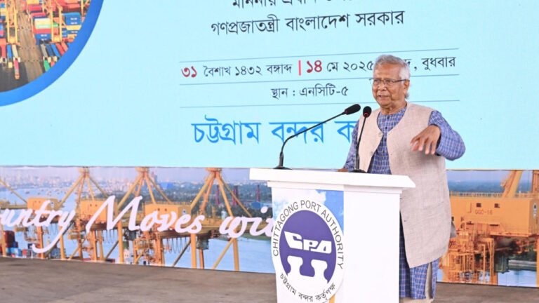দেশের অর্থনীতির উন্নয়নের জন্য  চট্টগ্রাম বন্দরের গুরুত্ব অনেক : প্রধান উপদেষ্টা