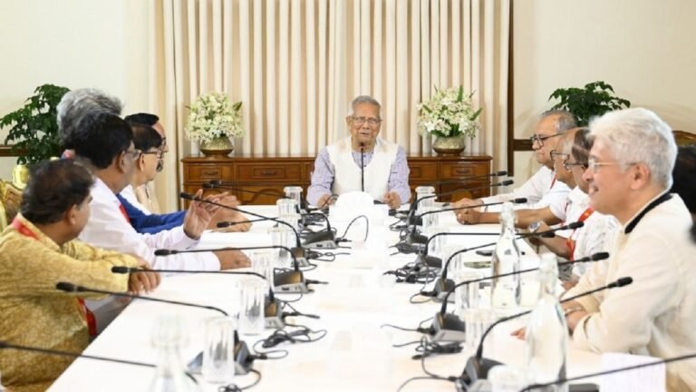 ড. ইউনূসের সঙ্গে রাজনৈতিক দলের নেতাদের বৈঠক শুরু