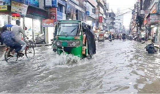  বরিশালে জলাবদ্ধতায় বিপর্যস্ত জনজীবন, নদী-নদীর পানি বিপৎসীমা ছাড়িয়েছে