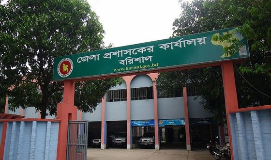 ঘুষ কম দেয়ায় মারধর, জেলা প্রশাসকের কার্যালয়ে ভুক্তভোগীর মাথা ফাটানো