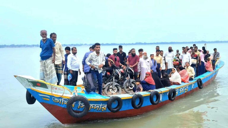 বরগুনার খেয়াঘাটে হঠাৎ ভাড়া বৃদ্ধি, যাত্রীদের ক্ষোভ